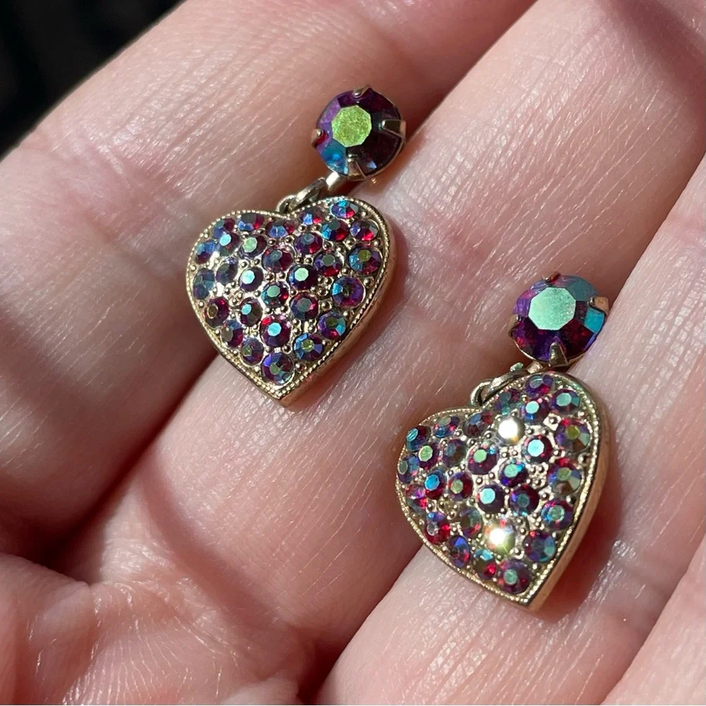Vtg signed Weiss red AB crystal/rhinestone & goldtone heart screwback earrings - Picture 10 of 11